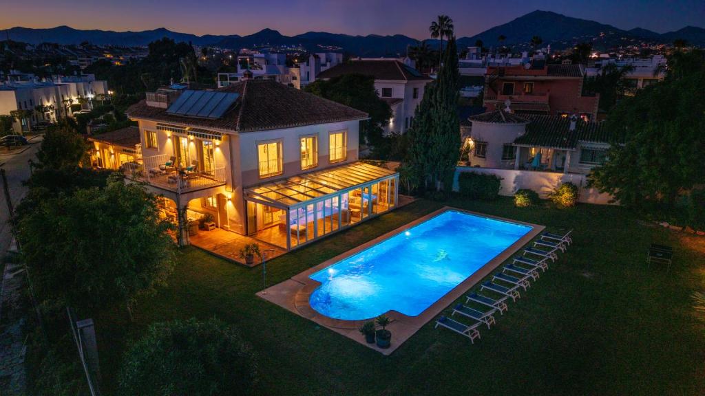 VACATION MARBELLA I Villa Bosquecito, Giant Private Heated Pool, Walk to the Beach, 6 BDR, Spacious Villa, BBQ, Alarm System, Ample Garden