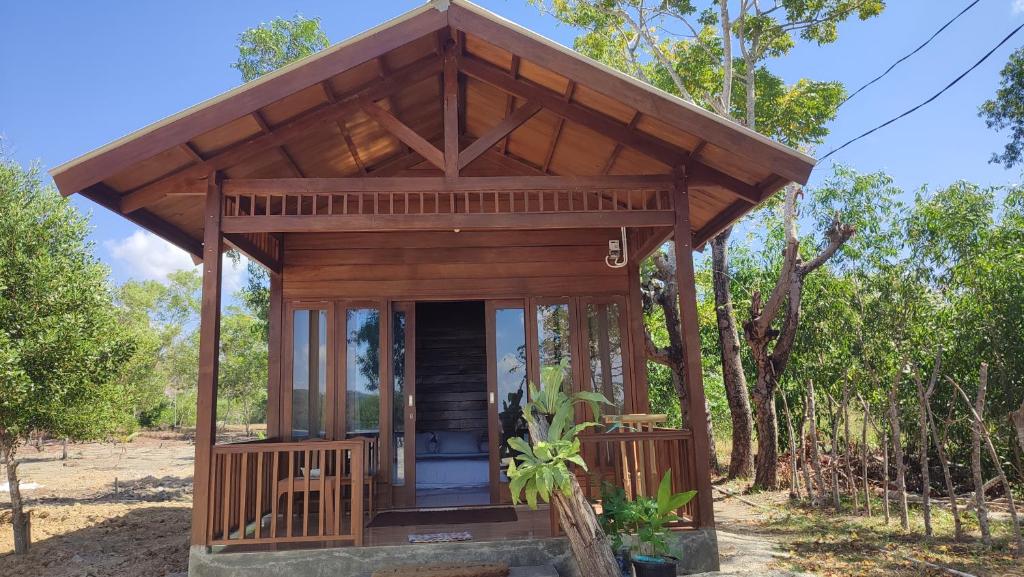 a small building with a roof on top of it at FURUSATO BUNGALOW Gili Gede in Gili Gede