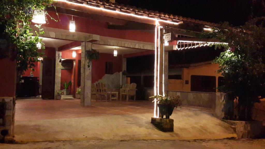 un patio con un montón de luces encendidas por la noche en Pousada da Pipa, en Pipa