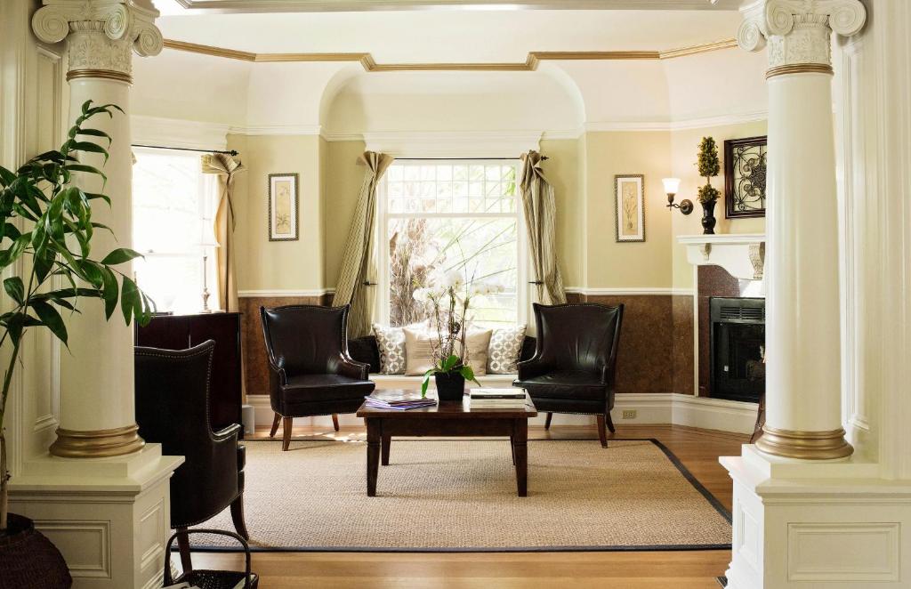 a living room with chairs and a coffee table at 1801 First Luxury Inn in Napa