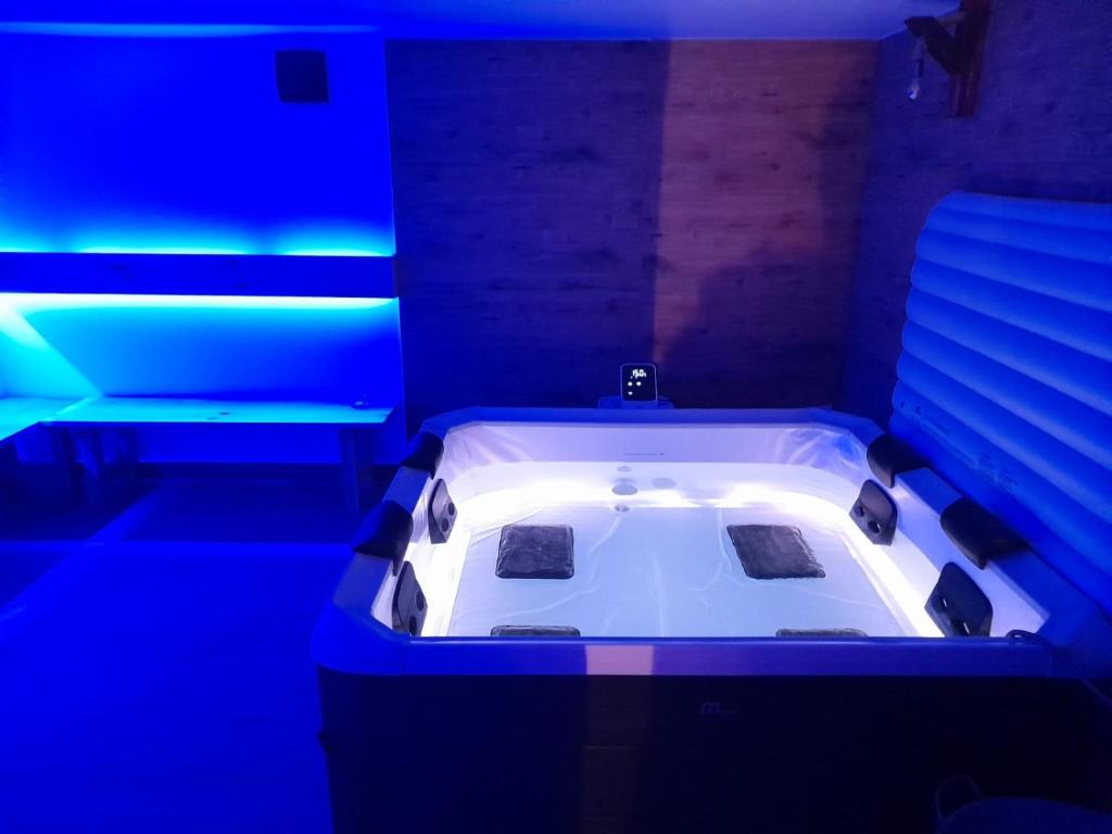 a bath tub with blue lights in a room at BLUE Reset in Ruciane-Nida