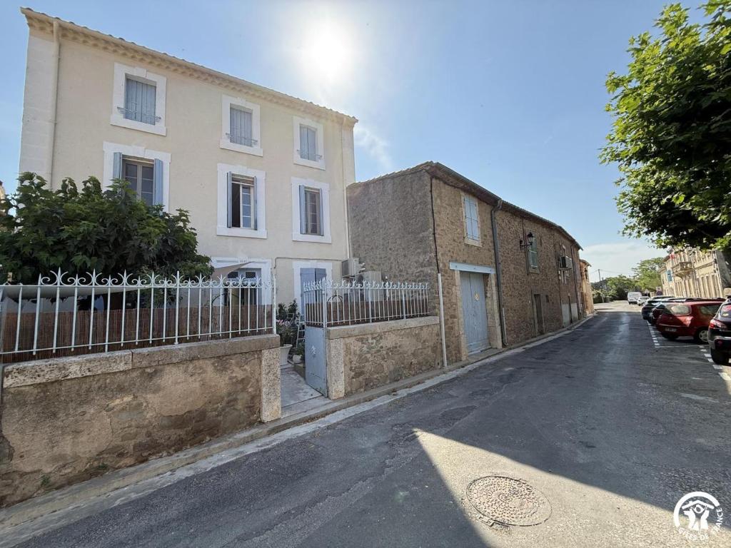 an empty street in front of a building at Un brin lavande in Saint-Couat-dʼAude