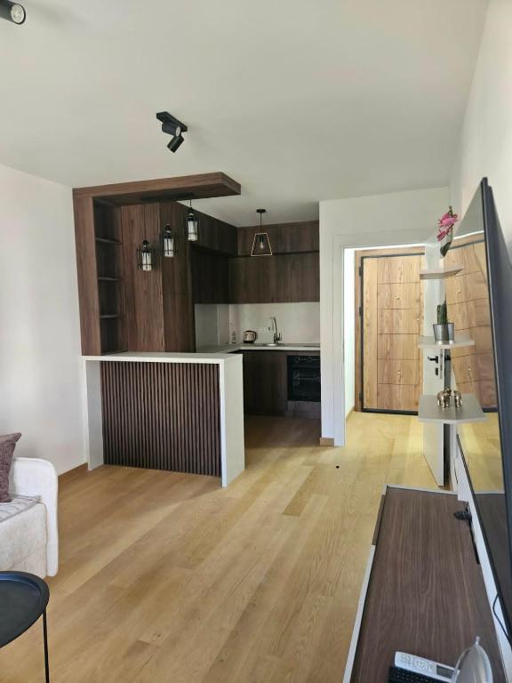 a living room with a table and a kitchen at Apartman Marija IV in Vrnjačka Banja
