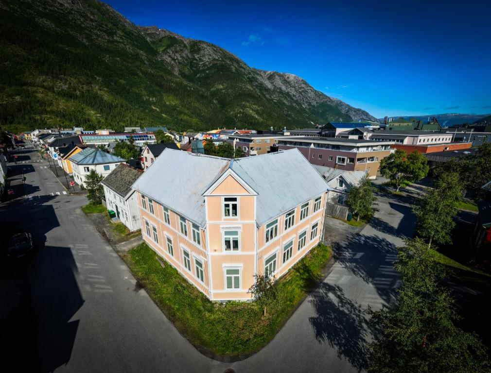 Luftaufnahme einer Stadt mit einem großen Haus in der Unterkunft Centrumrooms in Mosjøen