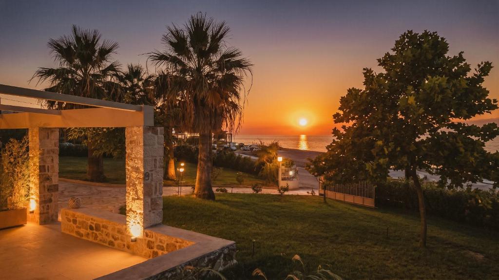 a sunset over the ocean from a house at Casa di Mare in Kyparissia