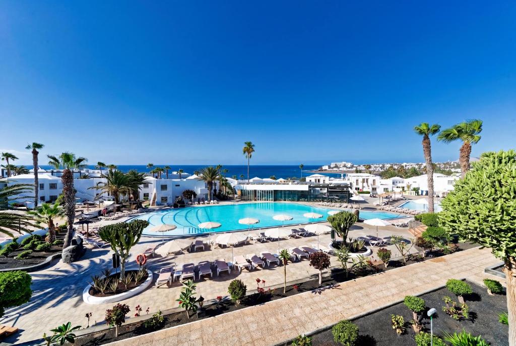 an image of the pool at the resort at Hotel Floresta in Puerto del Carmen