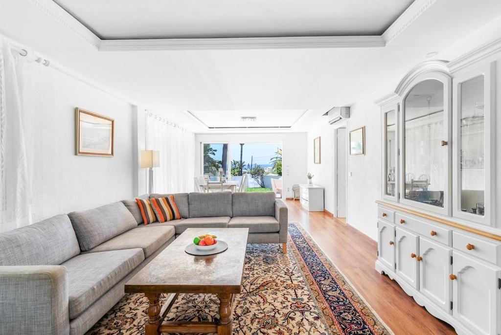 Lovely house with a Sea View, 220 m from the Beach