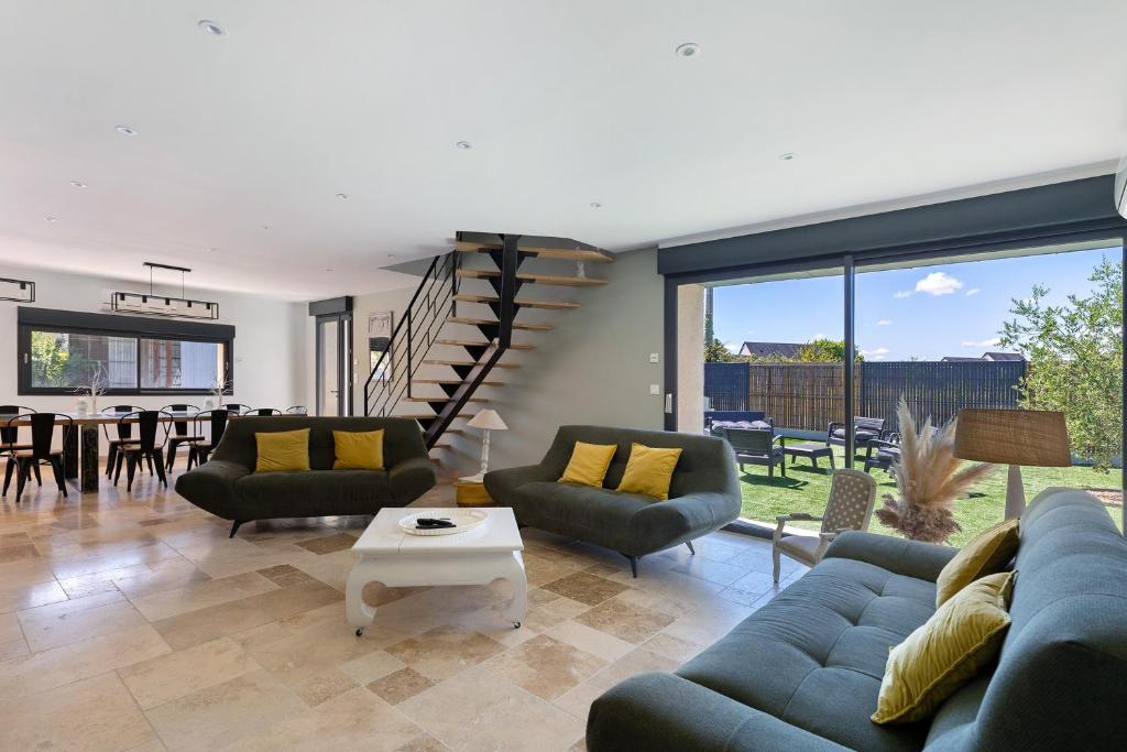 a living room with a blue couch and a table at Villa Flora 14 pers 5 chambres in Courcelles-de-Touraine