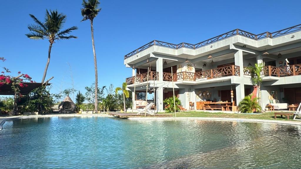 a house with a swimming pool in front of it at Casa da dunas in Prea