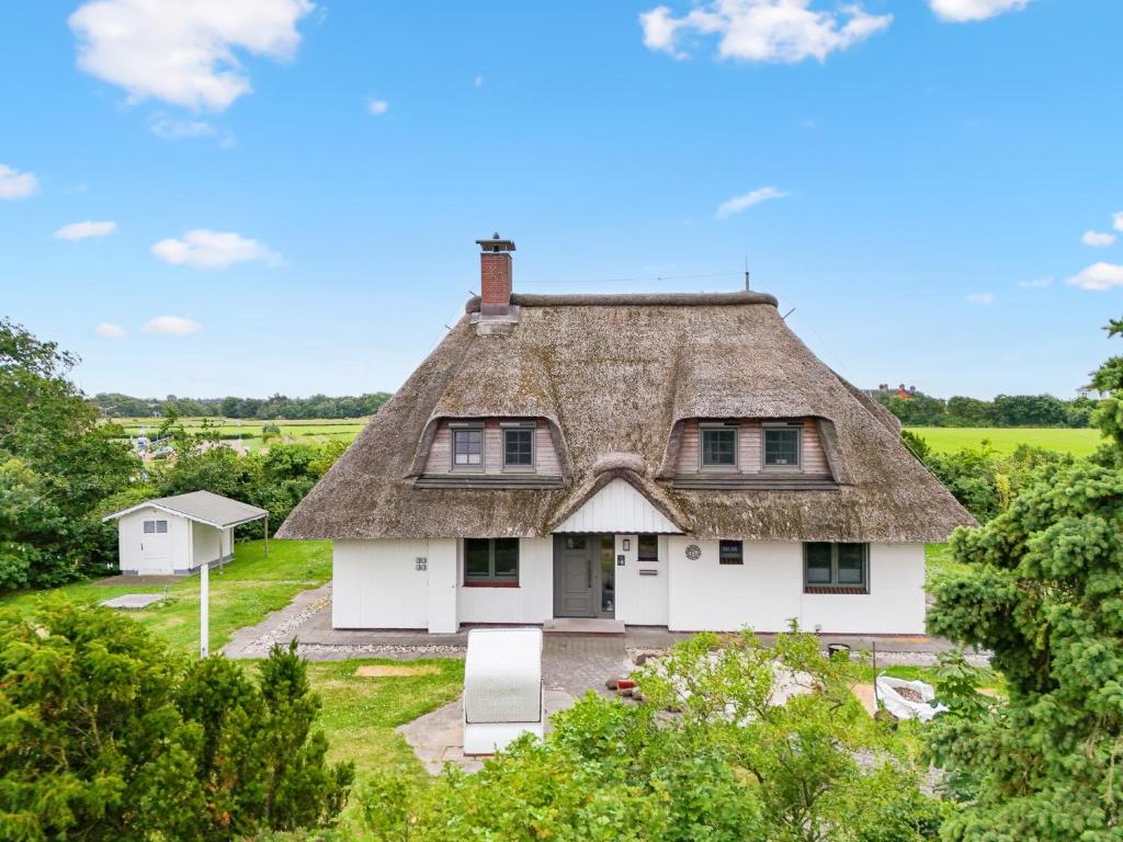 an old house with a thatched roof at Nordseebude Kleine Auszeit in Sankt Peter-Ording