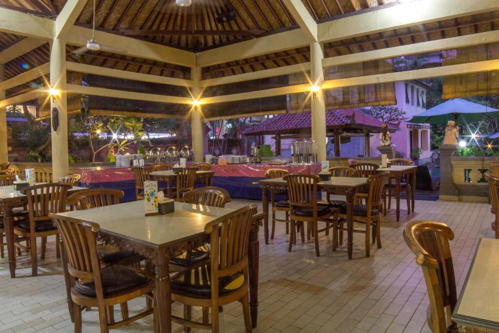 Restaurace v ubytování Bakung Beach Resort