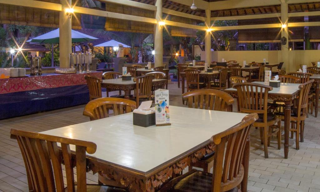 Restaurace v ubytování Bakung Beach Resort