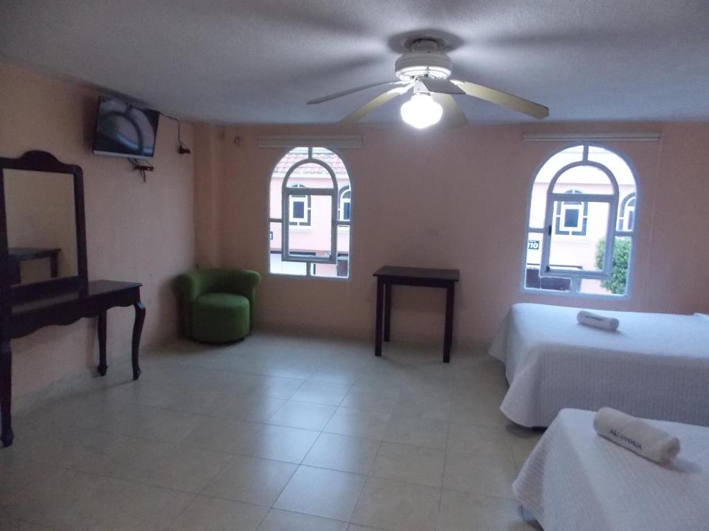 Postel nebo postele na pokoji v ubytování Hotel Express Alejandría
