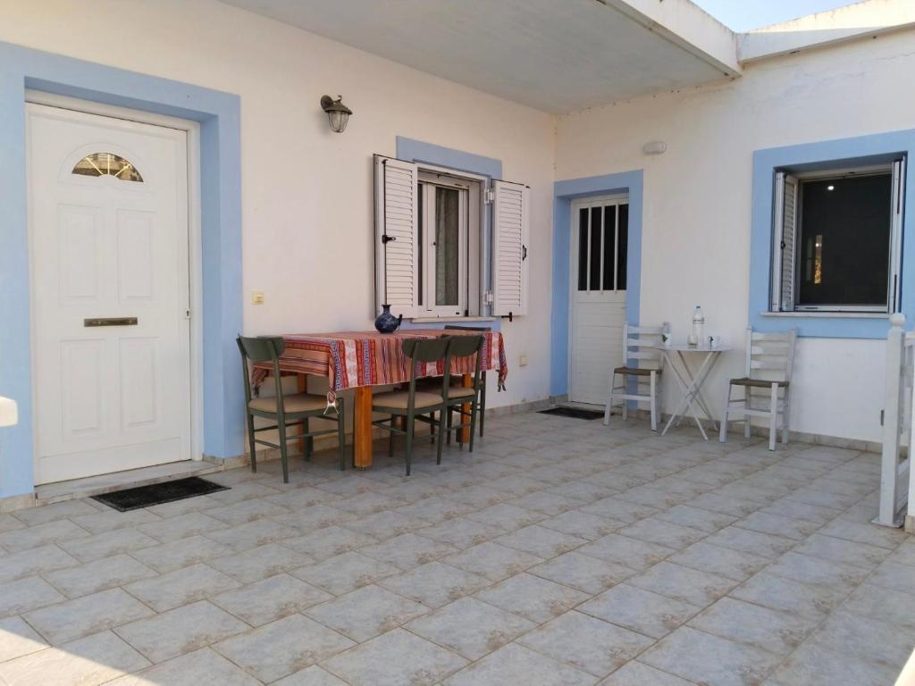a dining room with a table and chairs at Christos House in Zárakes