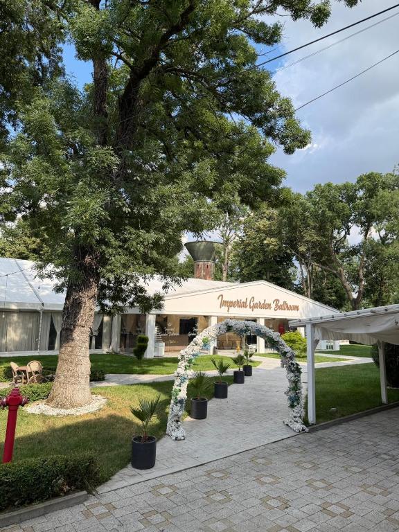 a wedding arch with a sign in front of a building at Hotel Turist Beharca in Beharca