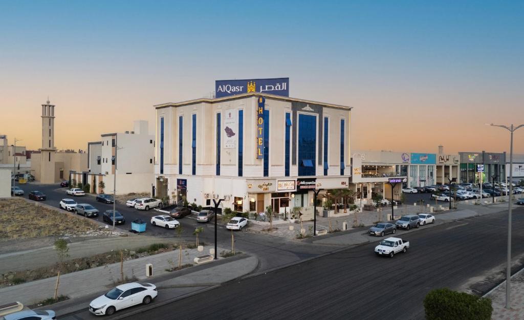 a street with cars parked in a parking lot at القصر الإسكان in Khamis Mushayt