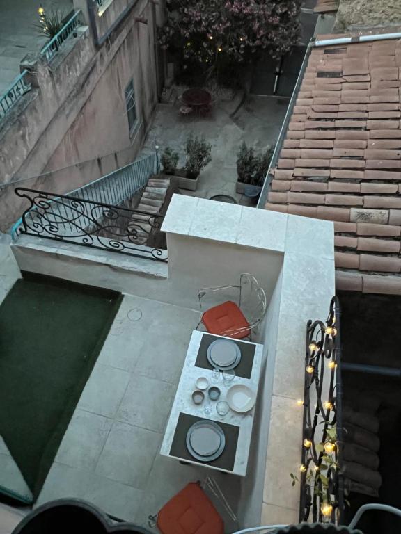 an overhead view of a table and bench on a patio at Villecroze 1 in Villecroze