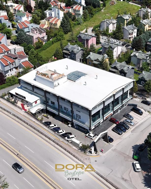 eine Luftaufnahme eines Gebäudes in einer Stadt in der Unterkunft DORA BEYTEPE HoTEL in Çayyolu