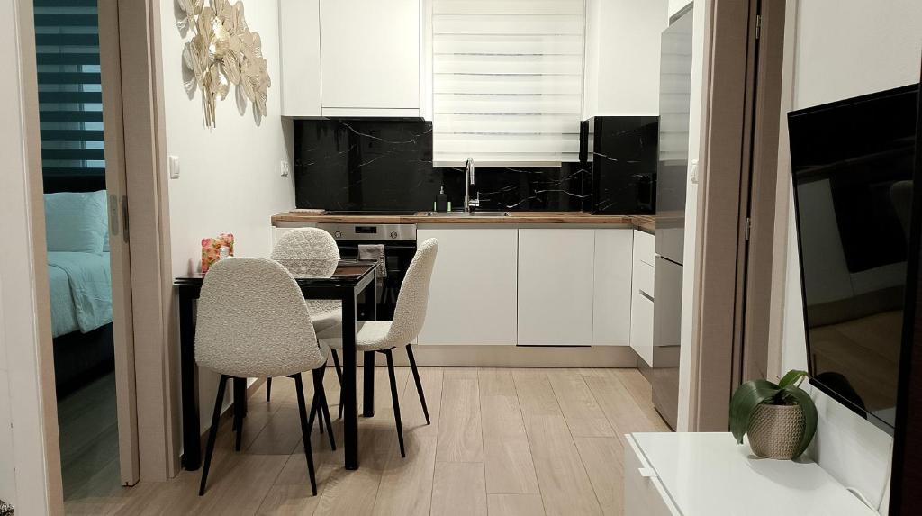 Alexandras Avenue Minimal Haven for 2 by Traser