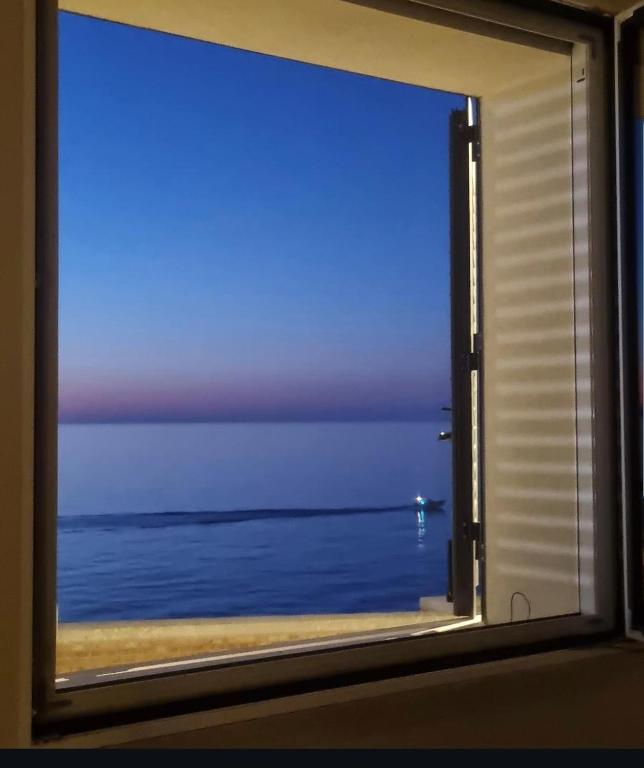 a window with a view of the ocean at Tornola Luxury Rooms in Termoli