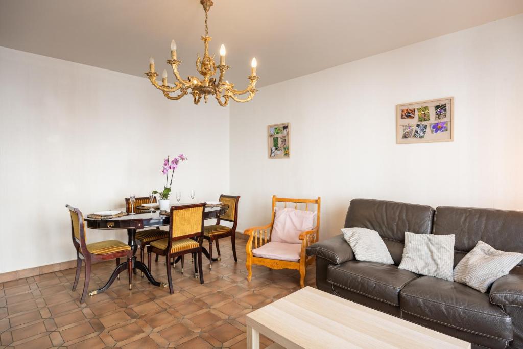 a living room with a couch and a table at Gîte Le Scaphandre in Espalion