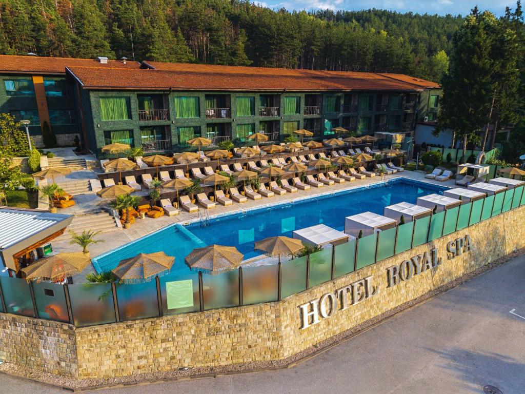 Een luchtfoto van een hotel met een zwembad. bij Royal Spa Hotel in Velingrad