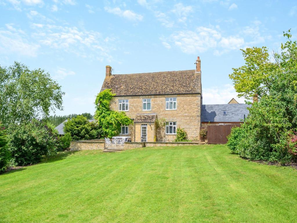 an old brick house with a large yard at Greenhill Farmhouse in Bletchingdon
