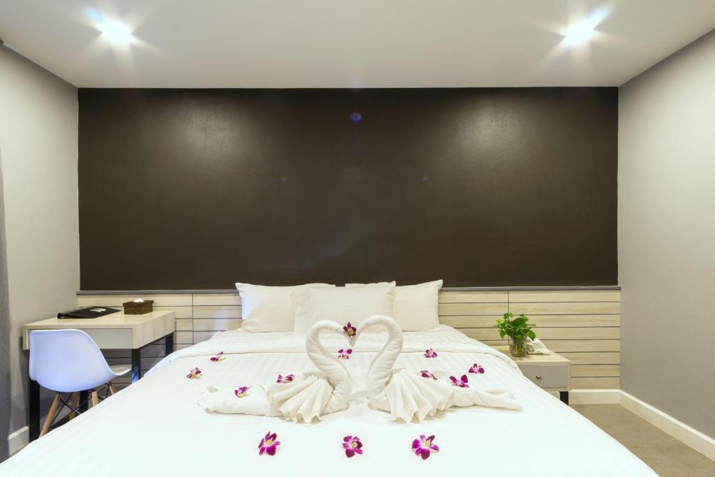 Postel nebo postele na pokoji v ubytování C Cha-Am Hotel