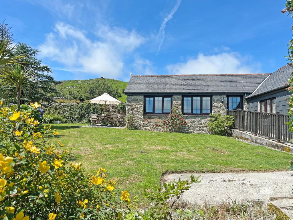 an exterior view of a house with a yard at Mum's Cottage - Uk52136 in Henwood