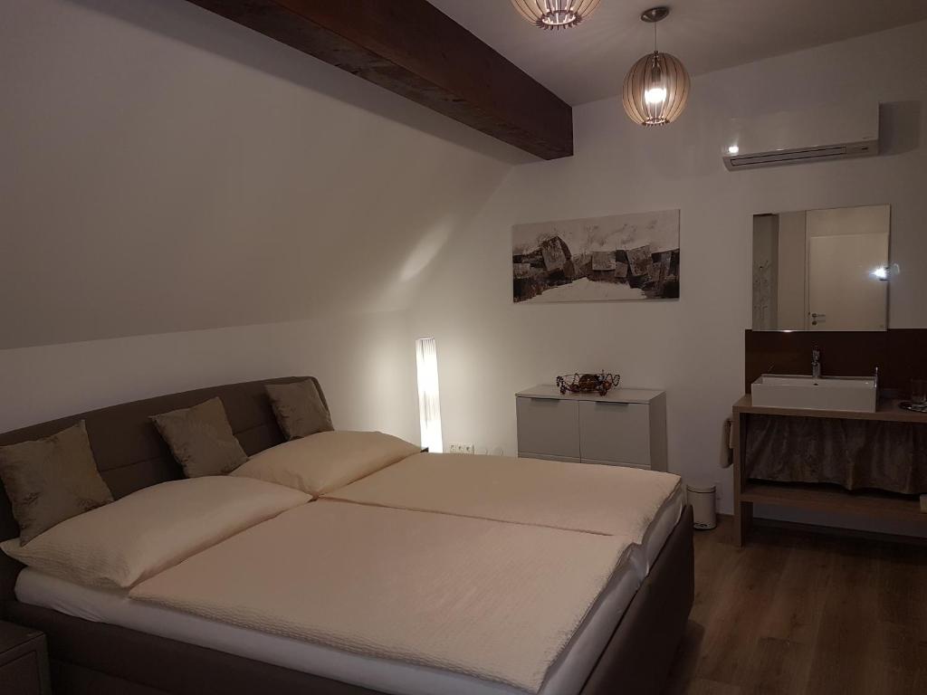 Postel nebo postele na pokoji v ubytování PENTHOUSE Griemann 2 für max 4 Personen mit eigener großer Dachterrasse zum Relaxen!
