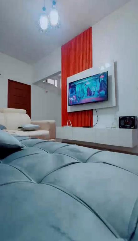 a living room with a flat screen tv on a wall at Résidence Abidjan in Abidjan
