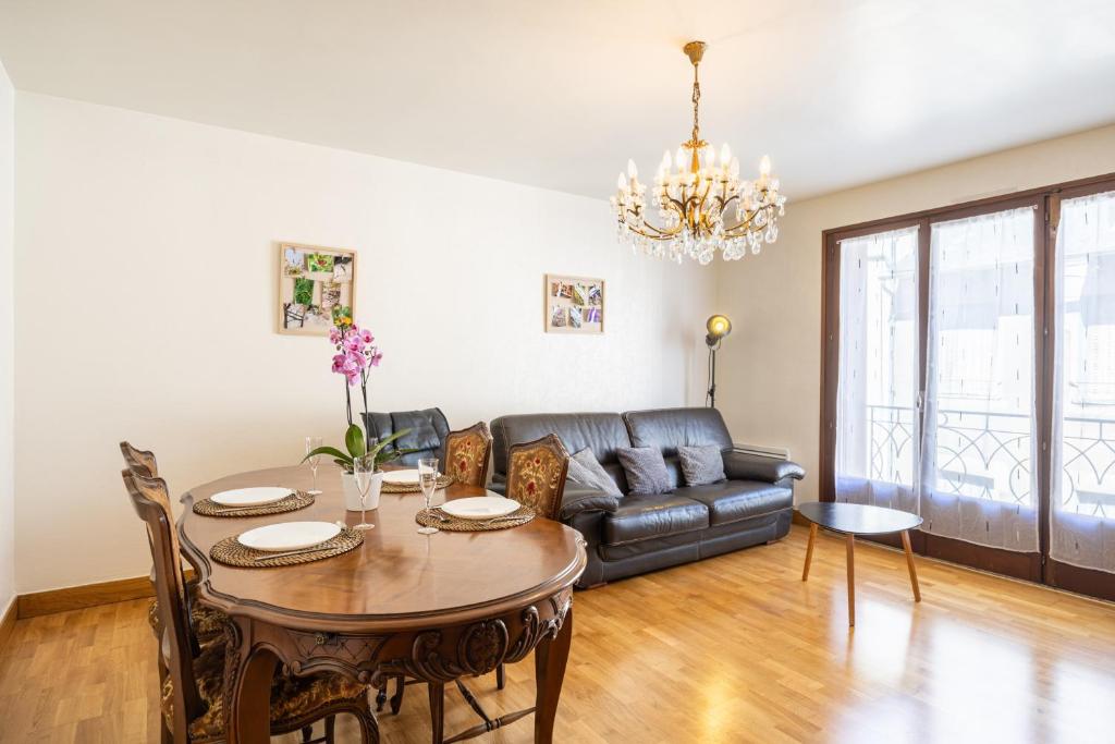 a living room with a table and a couch at Gîte l' Odyssée in Espalion