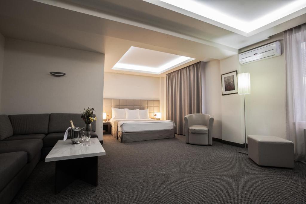 Postel nebo postele na pokoji v ubytování Aviatrans Hotel