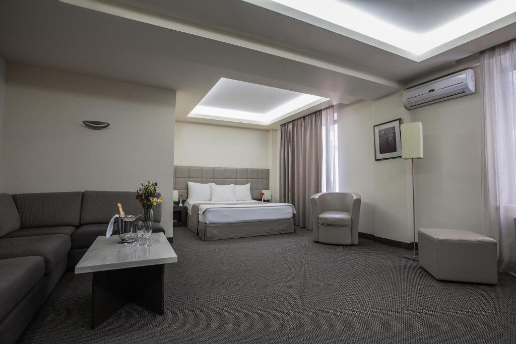 TV a/nebo společenská místnost v ubytování Aviatrans Hotel