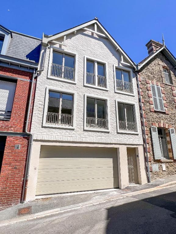a large brick building with a two car garage at Maison Hyper-centre Dinard - Garage privé - 200 M plage in Dinard
