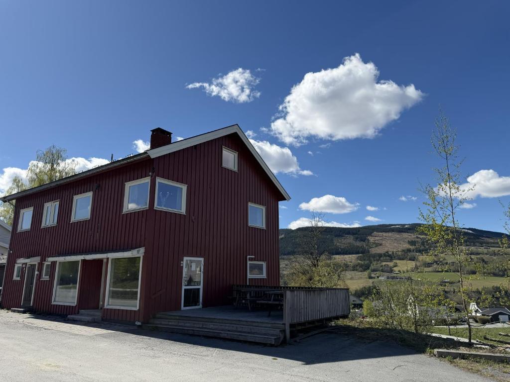 a red house on a hill with a blue sky at Spacious apartment in Follebu in Aulestad