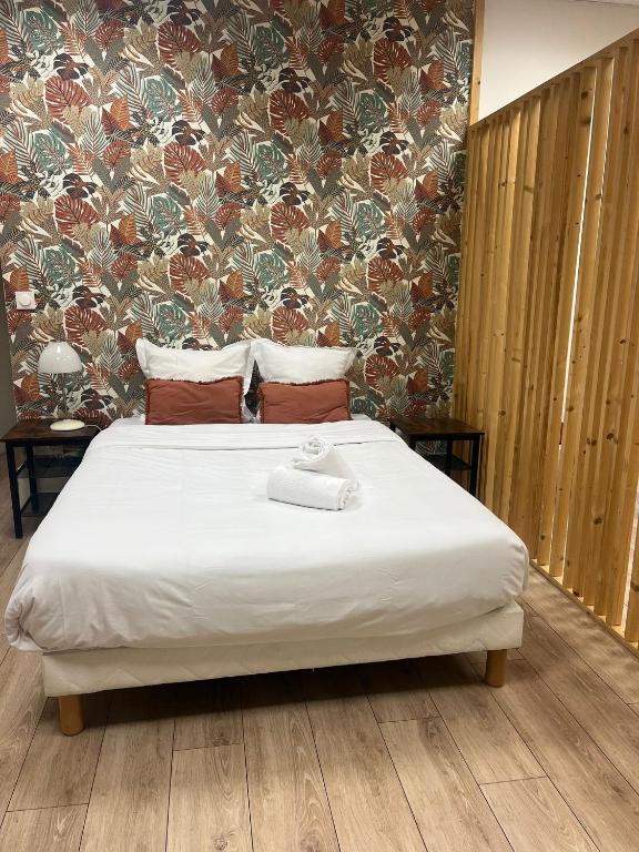a bed with two towels on it in a bedroom at Gentilly - Studio spacieux in Gentilly