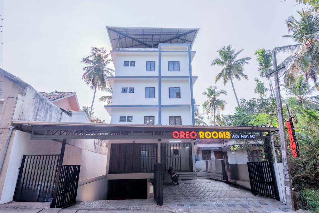 a building with a sign that reads otro rooms at Oreo rooms in Kozhikode