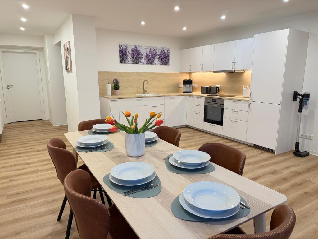 a kitchen and dining room with a table and chairs at Doppelapartment alte Bäckerei in Feldberg