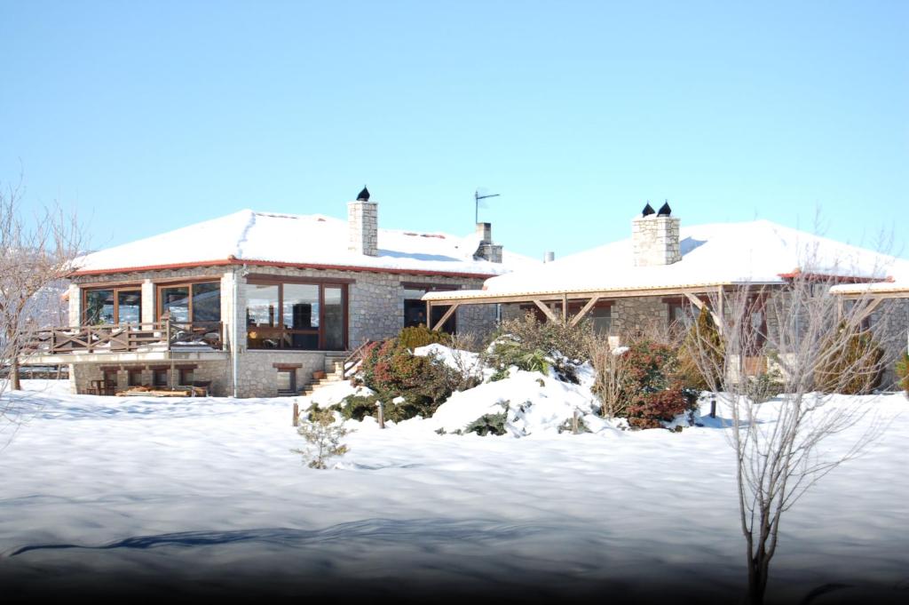 ein schneebedecktes Haus im Hof in der Unterkunft Ktima Kletsa in Graviá