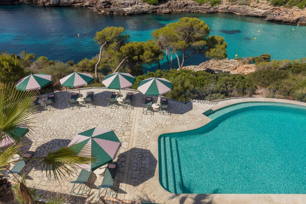 an aerial view of a resort with a pool and umbrellas at Inturotel Esmeralda Villas in Cala d´Or