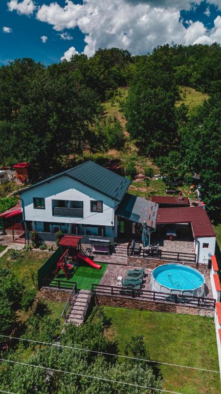 an aerial view of a house with a swimming pool at Casa Andrei in Eşelniţa