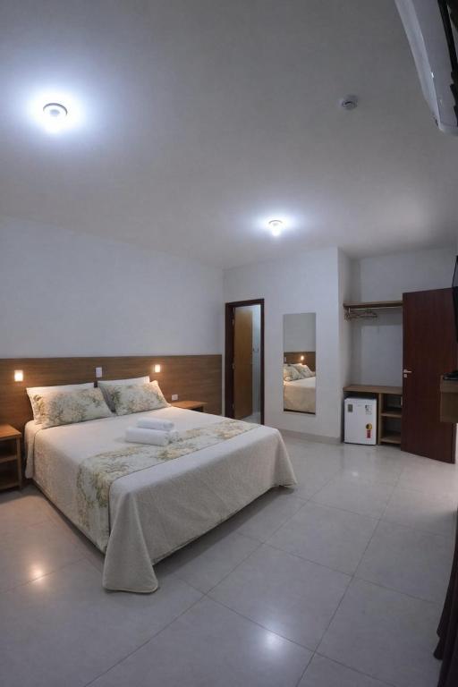 a large bedroom with a large bed in it at Hotel Refugio in Bonito
