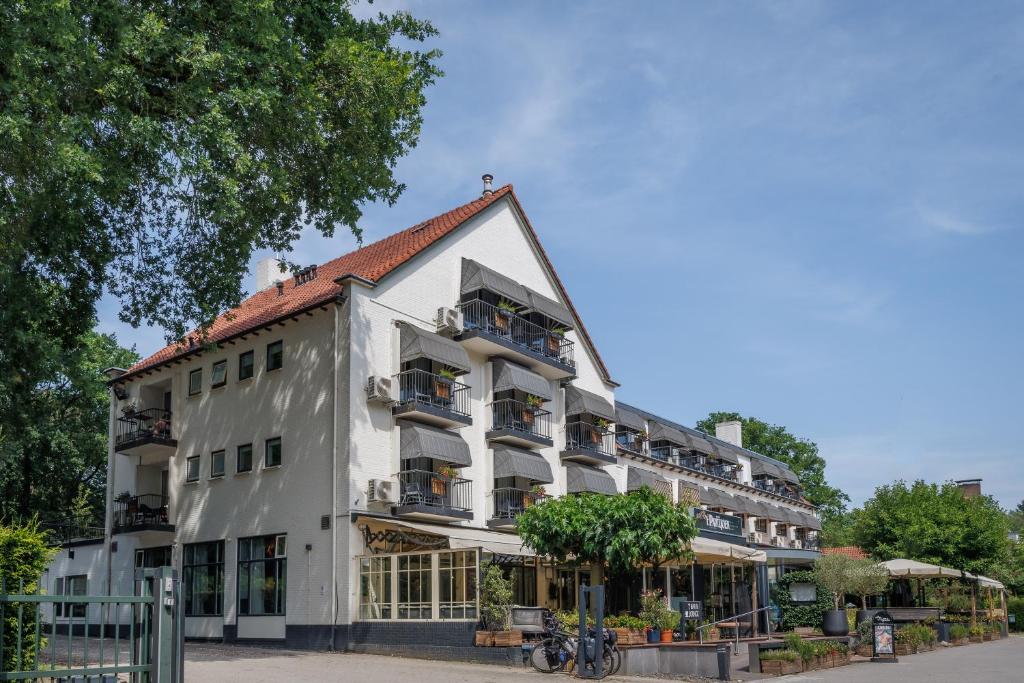 a large white building with a lot of windows at Hotel 't Paviljoen in Rhenen