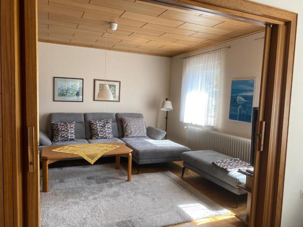 a living room with a couch and a table at Ankerplatz H-7 in Butjadingen