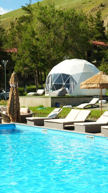 Piscina de la sau aproape de Comuna Sevan