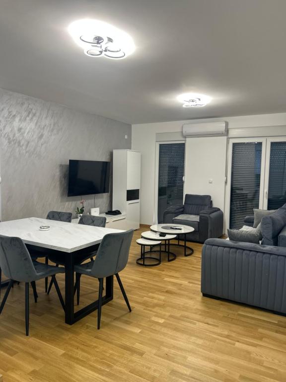 a living room with a table and a couch at Stan na dan in Loznica