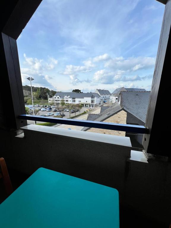 a window with a view of a parking lot at T1 bis 200m du port in La Trinité-sur-Mer