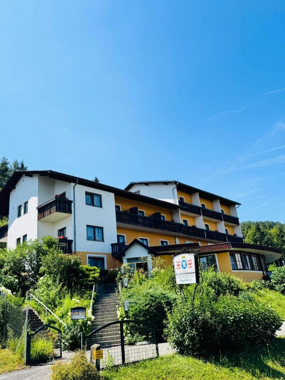 an apartment building on the side of a hill at Ferienpension Garni in Sankt Kanzian