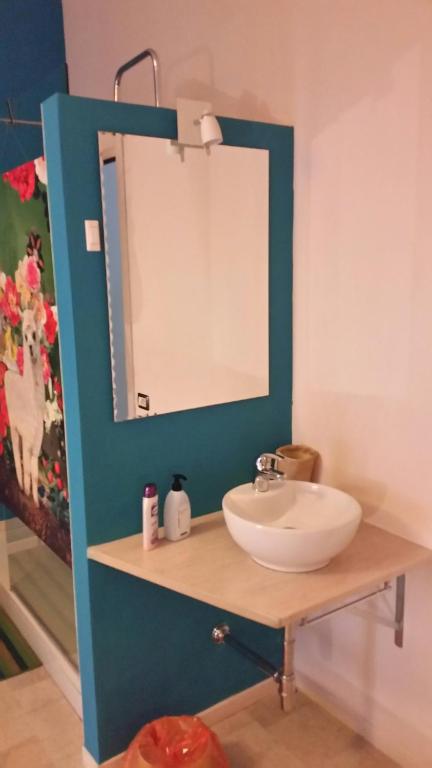 Ένα μπάνιο στο Gira Guest House